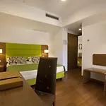 Готель Plaza 4*